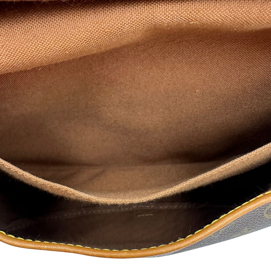 interno Borsa Saumur LV monogram nella misura 30 realizzata in canvas monogram e finiture in vacchetta naturale, di lusso, originale, ottime condizioni, usata. 