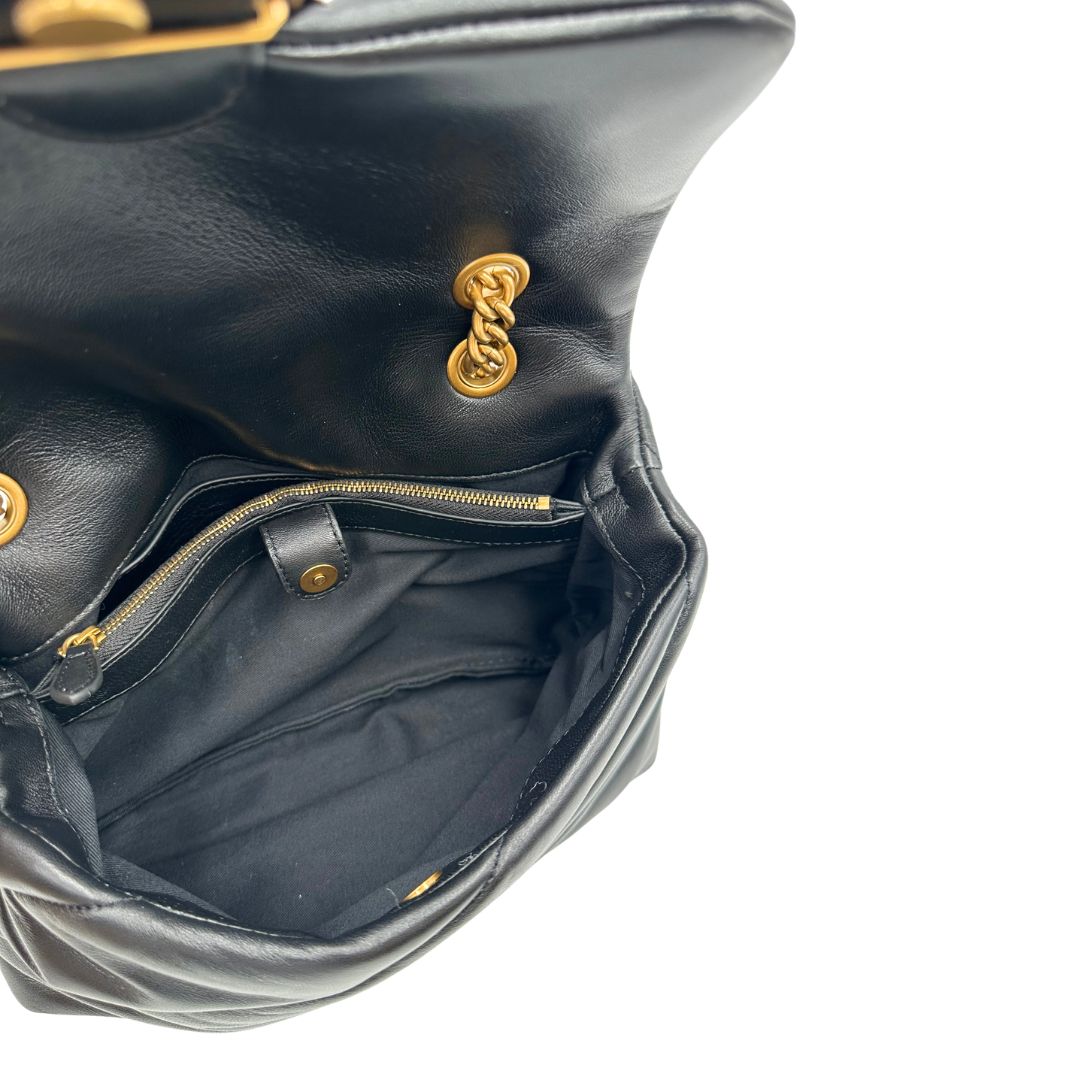 interno pinko nella versione media in morbida nappa nera trapuntata e hardware dorato, indossabile a tracolla o a spalla. Originale, usata, di lusso, in ottime condizioni.  