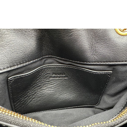 interno pinko nella versione media in morbida nappa nera trapuntata e hardware dorato, indossabile a tracolla o a spalla. Originale, usata, di lusso, in ottime condizioni.  