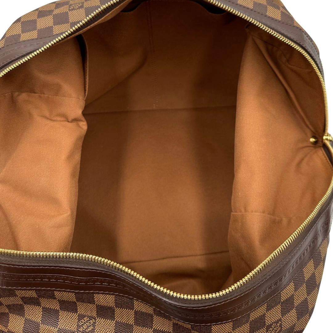 interno  Borsone Louis Vuitton in canvas Damier Ébène con finiture in pelle marrone e dettagli hardware dorati, di lusso, originale, ottime condizioni, usato.