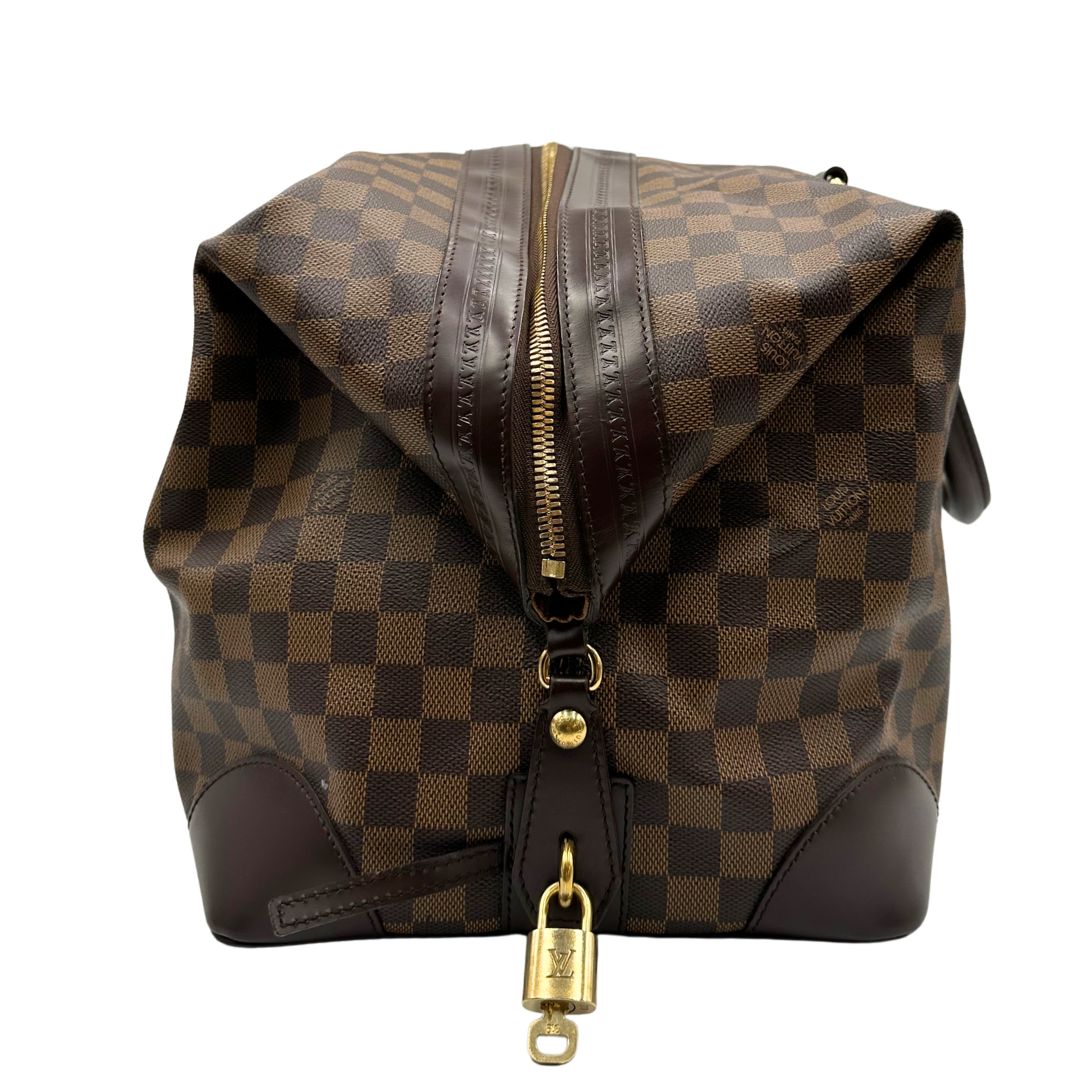 lato  Borsone Louis Vuitton in canvas Damier Ébène con finiture in pelle marrone e dettagli hardware dorati, di lusso, originale, ottime condizioni, usato. 