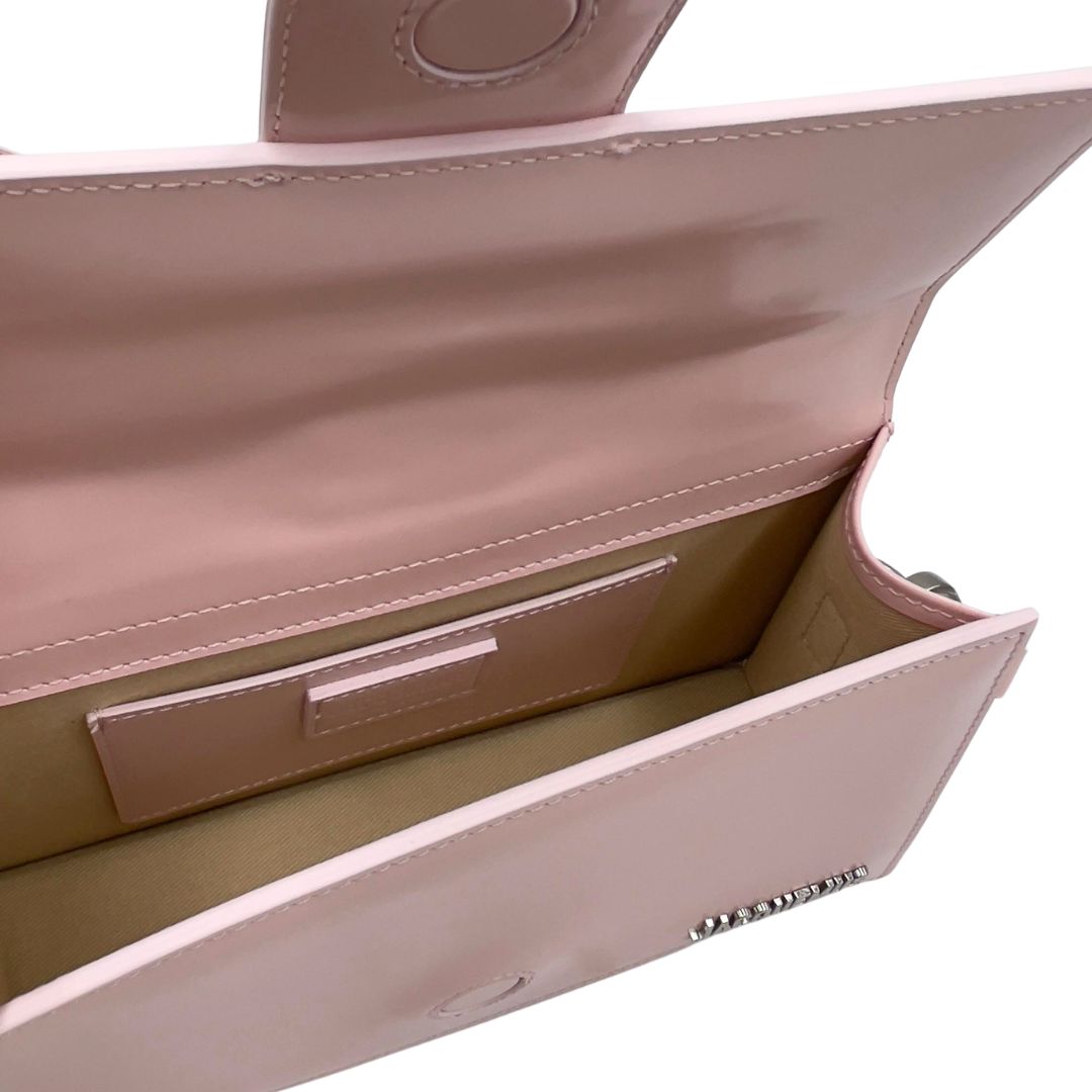 Interno, Borsa Jacquemus nella versione Le Grand Bambino in pelle liscia rosa baby, da portare a mano, a tracolla o a spalla. Originale, usata, di lusso, in condizioni eccellenti.