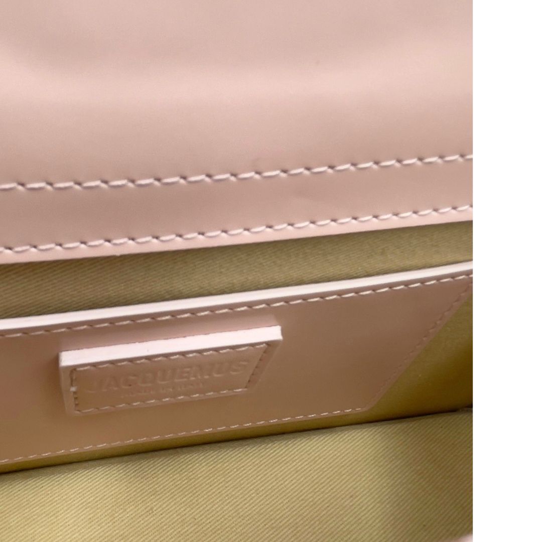 Interno, Borsa Jacquemus nella versione Le Grand Bambino in pelle liscia rosa baby, da portare a mano, a tracolla o a spalla. Originale, usata, di lusso, in condizioni eccellenti.