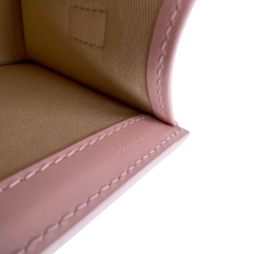Codice, Borsa Jacquemus nella versione Le Grand Bambino in pelle liscia rosa baby, da portare a mano, a tracolla o a spalla. Originale, usata, di lusso, in condizioni eccellenti.