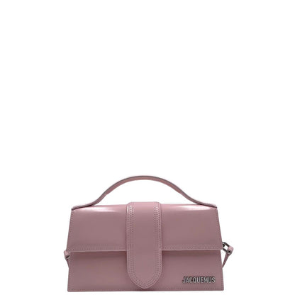 Front, Borsa Jacquemus nella versione Le Grand Bambino in pelle liscia rosa baby, da portare a mano, a tracolla o a spalla. Originale, usata, di lusso, in condizioni eccellenti.