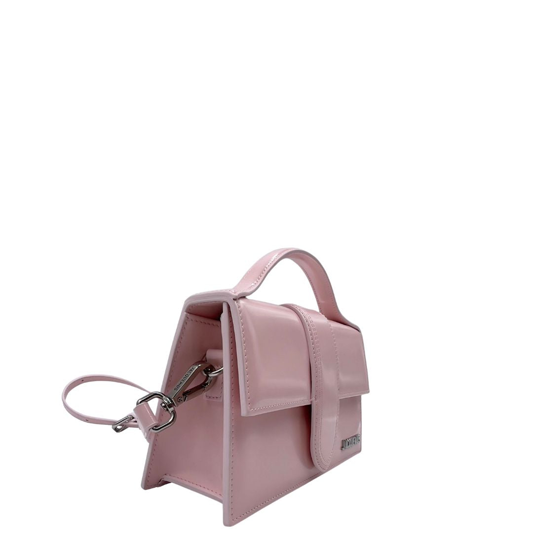 Laterale, Borsa Jacquemus nella versione Le Grand Bambino in pelle liscia rosa baby, da portare a mano, a tracolla o a spalla. Originale, usata, di lusso, in condizioni eccellenti.
