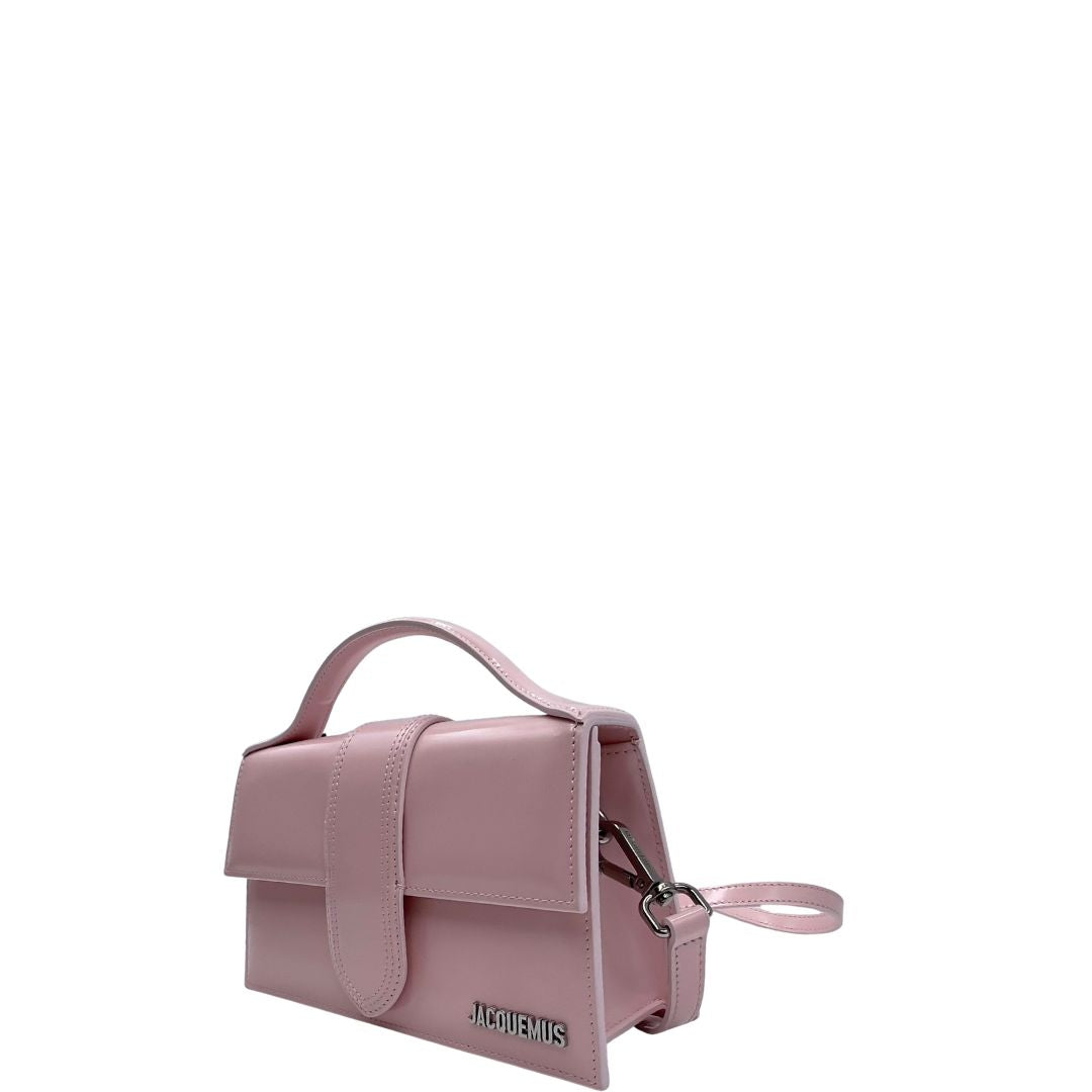Laterale, Borsa Jacquemus nella versione Le Grand Bambino in pelle liscia rosa baby, da portare a mano, a tracolla o a spalla. Originale, usata, di lusso, in condizioni eccellenti.