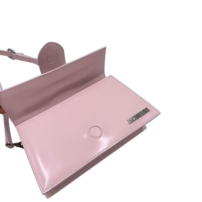 Interno, Borsa Jacquemus nella versione Le Grand Bambino in pelle liscia rosa baby, da portare a mano, a tracolla o a spalla. Originale, usata, di lusso, in condizioni eccellenti.