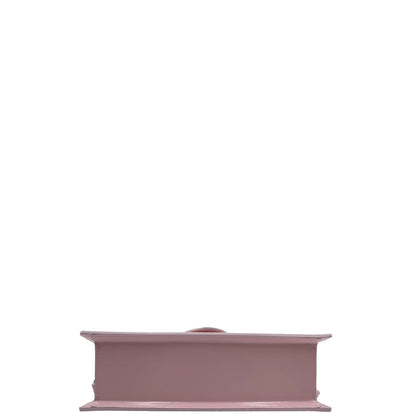Base, Borsa Jacquemus nella versione Le Grand Bambino in pelle liscia rosa baby, da portare a mano, a tracolla o a spalla. Originale, usata, di lusso, in condizioni eccellenti.