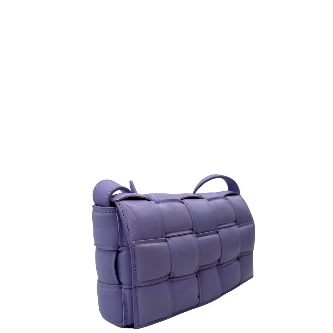lato Borsa Cassette Padded in pelle con classica trama Bottega Veneta a intreccio lilla, di lusso, originale, eccellenti condizioni. 