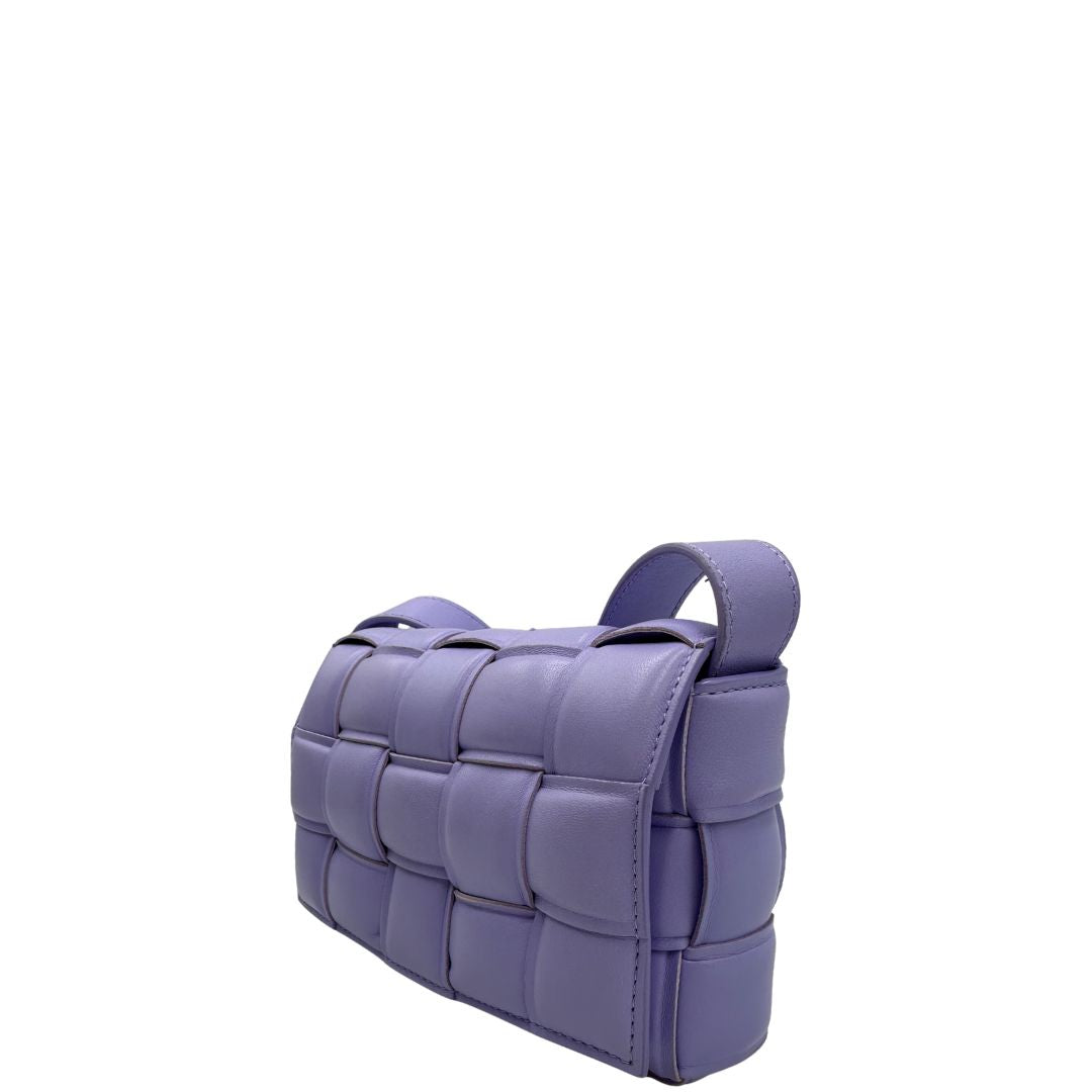 lato Borsa Cassette Padded in pelle con classica trama Bottega Veneta a intreccio lilla, di lusso, originale, eccellenti condizioni. 
