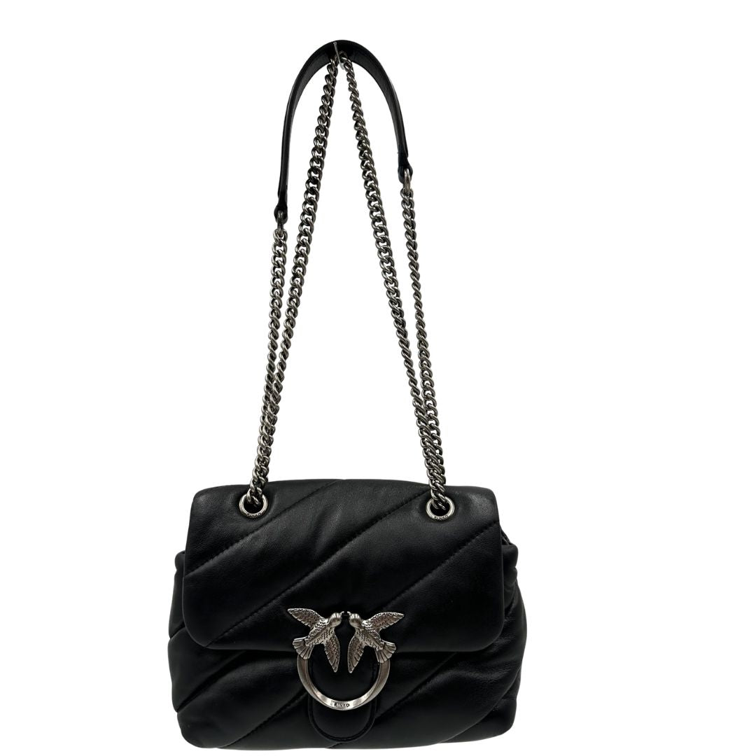 Front, Borsa Love Bag Puff nella versione piccola in morbida nappa nera con maxi trapuntatura obliqua, hardware argentato. Indossabile a spalla oppure a tracolla. Originale, usata, di lusso, in ottime condizioni.