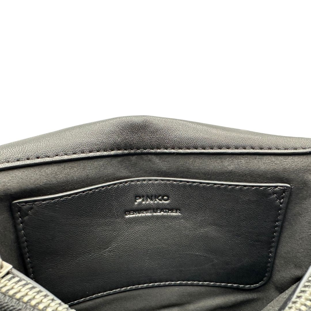 Interno, Borsa Love Bag Puff nella versione piccola in morbida nappa nera con maxi trapuntatura obliqua, hardware argentato. Indossabile a spalla oppure a tracolla. Originale, usata, di lusso, in ottime condizioni.