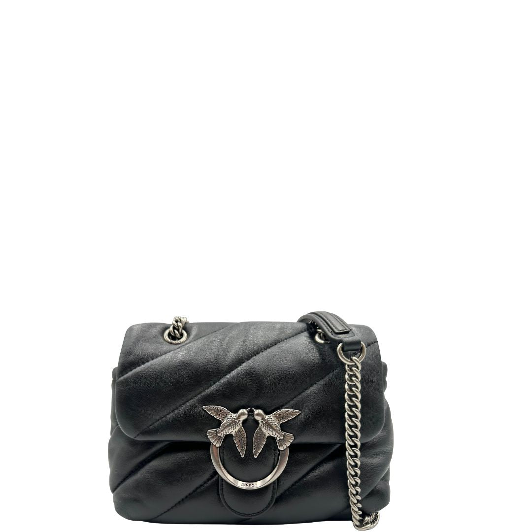 Front, Borsa Love Bag Puff nella versione piccola in morbida nappa nera con maxi trapuntatura obliqua, hardware argentato. Indossabile a spalla oppure a tracolla. Originale, usata, di lusso, in ottime condizioni.