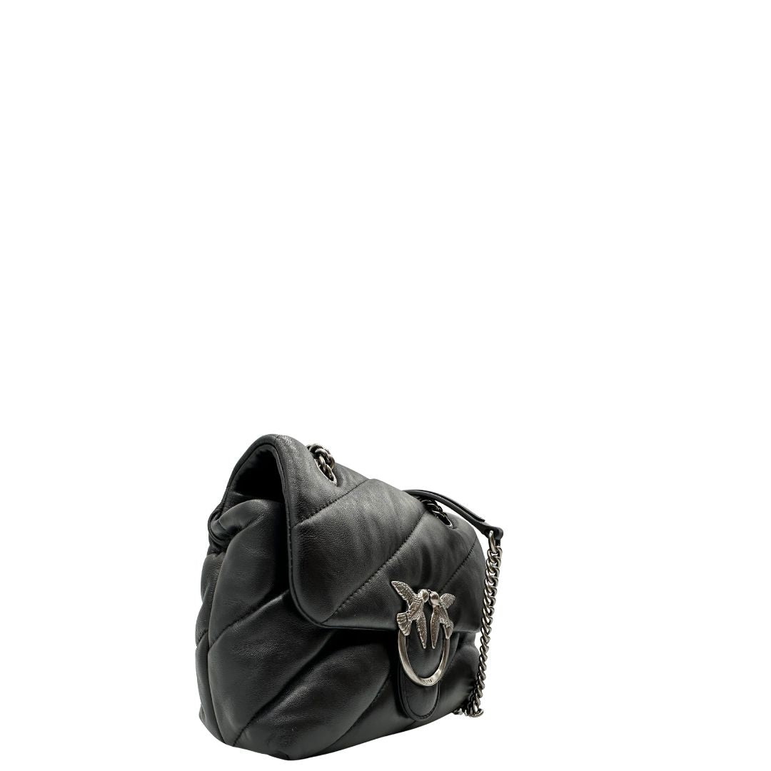 Laterale, Borsa Love Bag Puff nella versione piccola in morbida nappa nera con maxi trapuntatura obliqua, hardware argentato. Indossabile a spalla oppure a tracolla. Originale, usata, di lusso, in ottime condizioni.