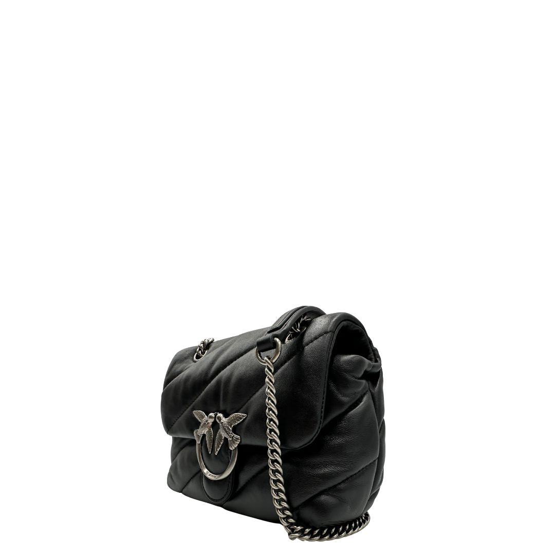 Laterale, Borsa Love Bag Puff nella versione piccola in morbida nappa nera con maxi trapuntatura obliqua, hardware argentato. Indossabile a spalla oppure a tracolla. Originale, usata, di lusso, in ottime condizioni.