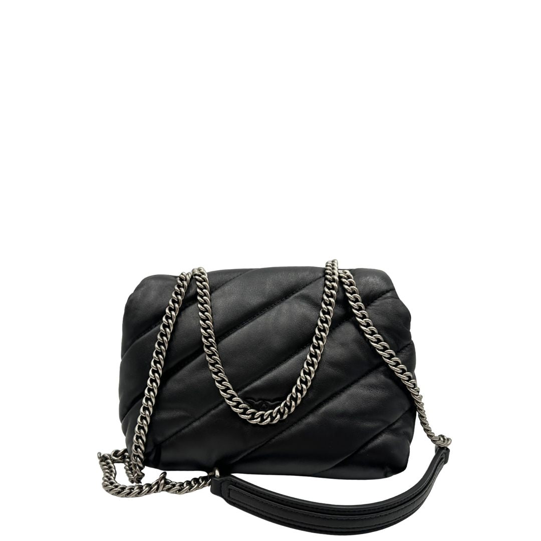 Retro, Borsa Love Bag Puff nella versione piccola in morbida nappa nera con maxi trapuntatura obliqua, hardware argentato. Indossabile a spalla oppure a tracolla. Originale, usata, di lusso, in ottime condizioni.