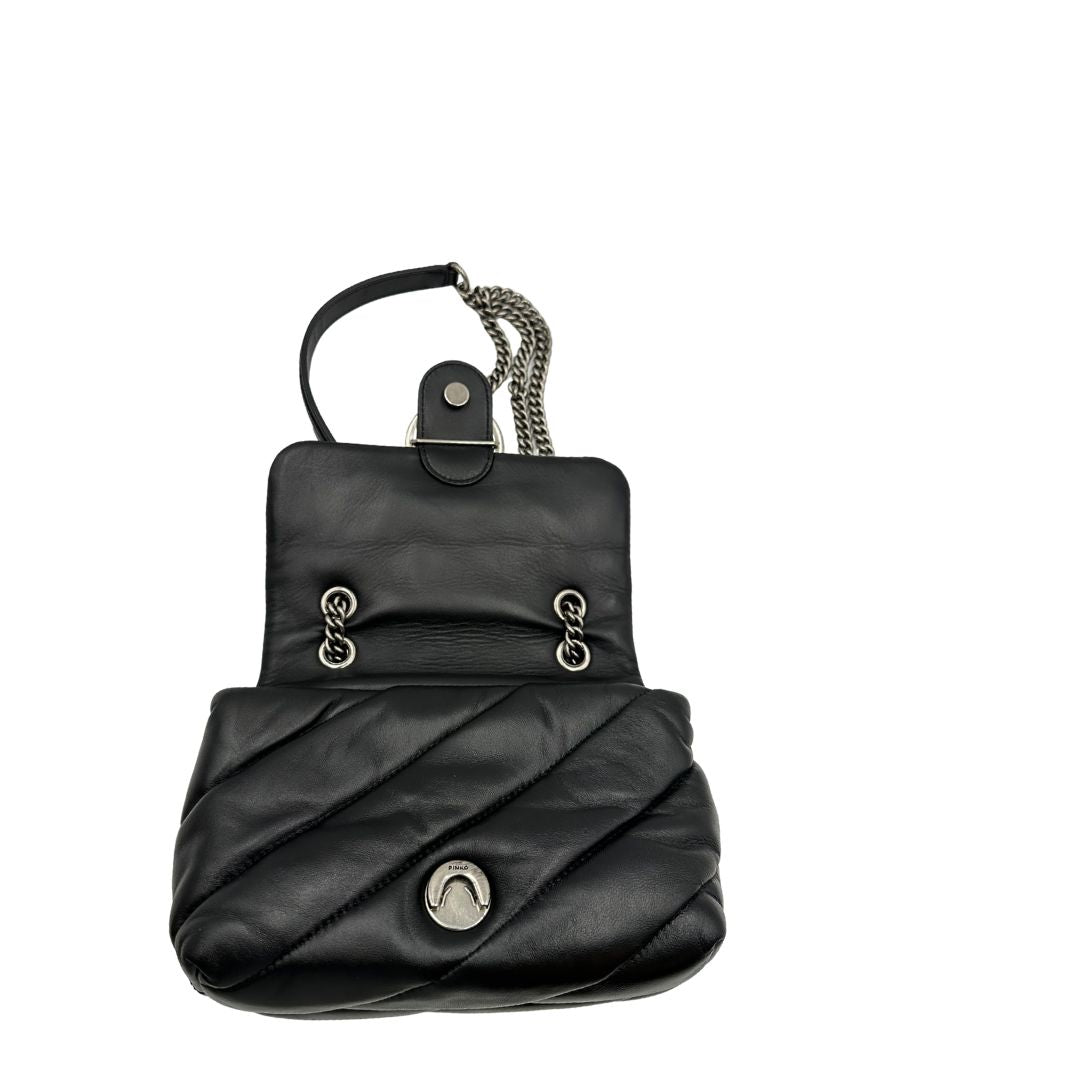 Interno, Borsa Love Bag Puff nella versione piccola in morbida nappa nera con maxi trapuntatura obliqua, hardware argentato. Indossabile a spalla oppure a tracolla. Originale, usata, di lusso, in ottime condizioni.