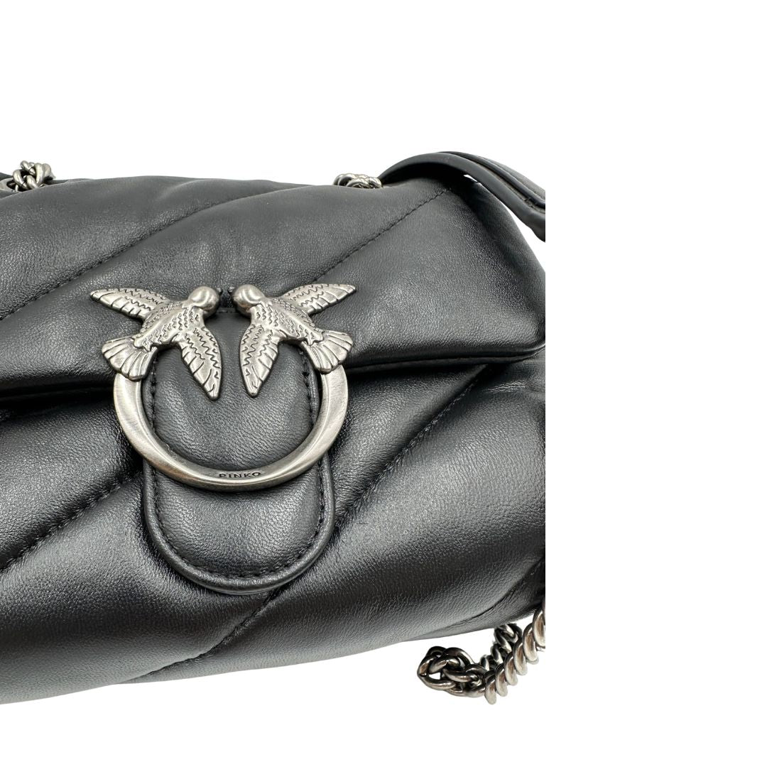Borsa Love Bag Puff nella versione piccola in morbida nappa nera con maxi trapuntatura obliqua, hardware argentato. Indossabile a spalla oppure a tracolla. Originale, usata, di lusso, in ottime condizioni.