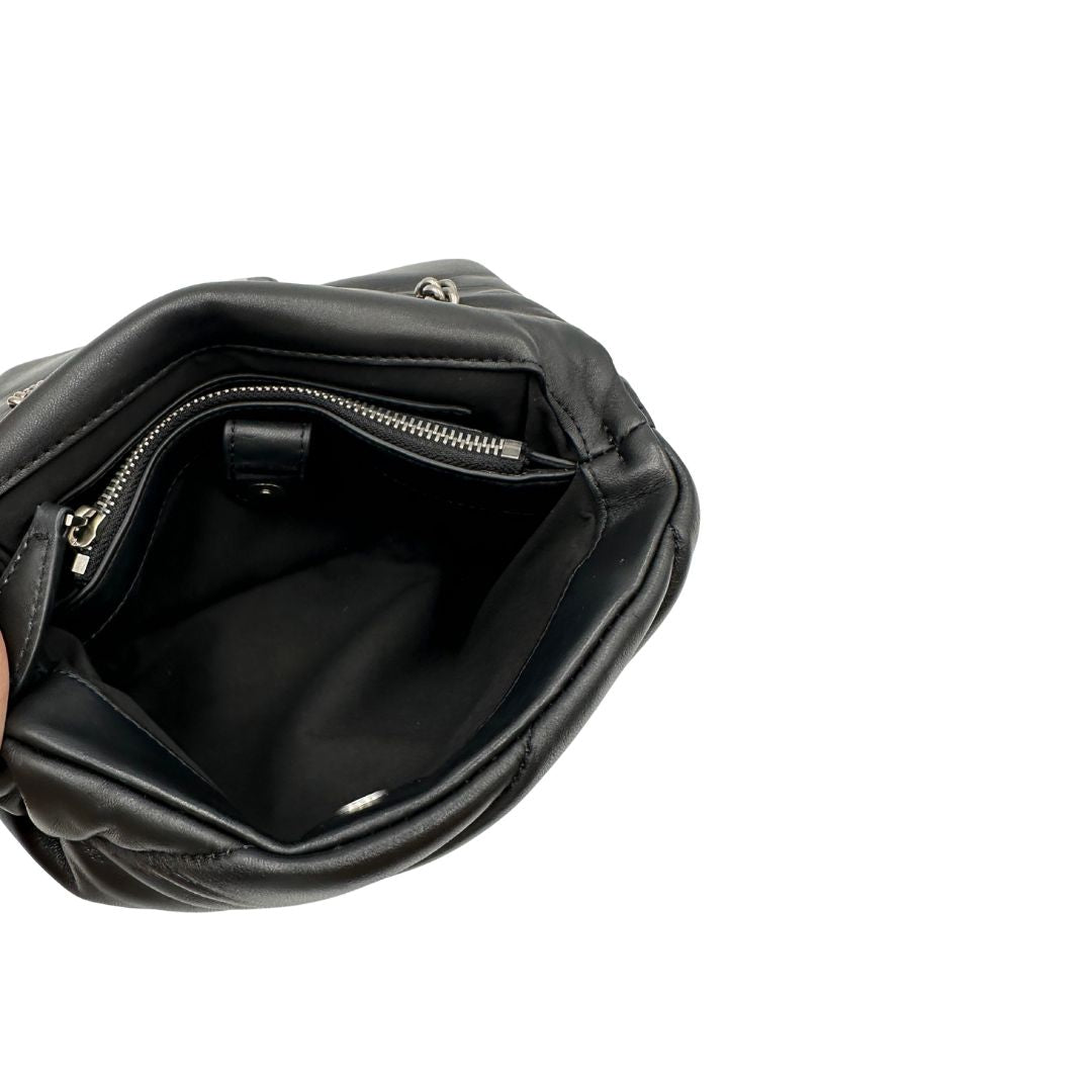 Interno, Borsa Love Bag Puff nella versione piccola in morbida nappa nera con maxi trapuntatura obliqua, hardware argentato. Indossabile a spalla oppure a tracolla. Originale, usata, di lusso, in ottime condizioni.