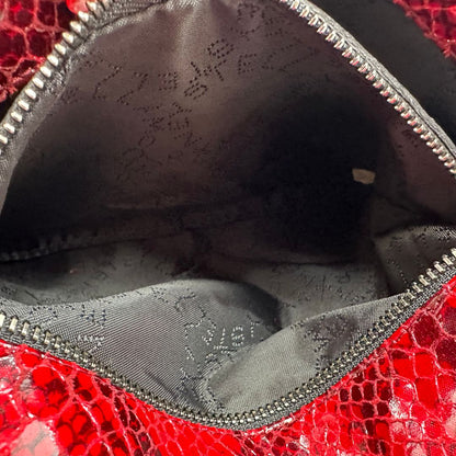 Interno, Borsa Stella McCartney, modello compatto e grintoso, realizzata in ecopelle effetto pitone rosso lucido e impreziosita da dettagli con catena metallica nera lungo i bordi. Indossabile a tracolla. Originale, usata, di lusso, in ottime condizioni.