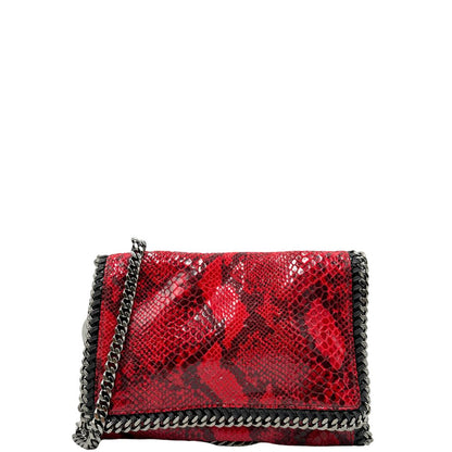 Front, Borsa Stella McCartney, modello compatto e grintoso, realizzata in ecopelle effetto pitone rosso lucido e impreziosita da dettagli con catena metallica nera lungo i bordi. Indossabile a tracolla. Originale, usata, di lusso, in ottime condizioni.
