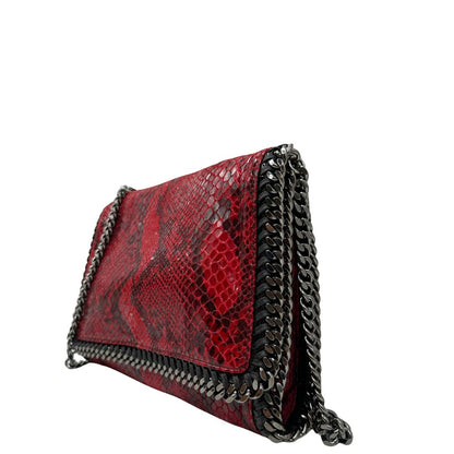 Laterale, Borsa Stella McCartney, modello compatto e grintoso, realizzata in ecopelle effetto pitone rosso lucido e impreziosita da dettagli con catena metallica nera lungo i bordi. Indossabile a tracolla. Originale, usata, di lusso, in ottime condizioni.