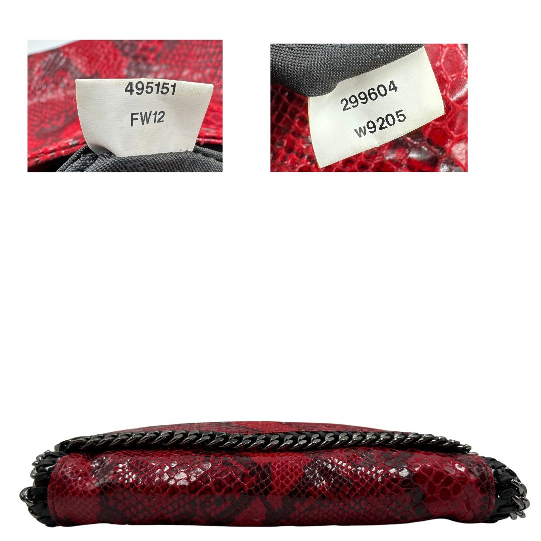 Base, Borsa Stella McCartney, modello compatto e grintoso, realizzata in ecopelle effetto pitone rosso lucido e impreziosita da dettagli con catena metallica nera lungo i bordi. Indossabile a tracolla. Originale, usata, di lusso, in ottime condizioni.