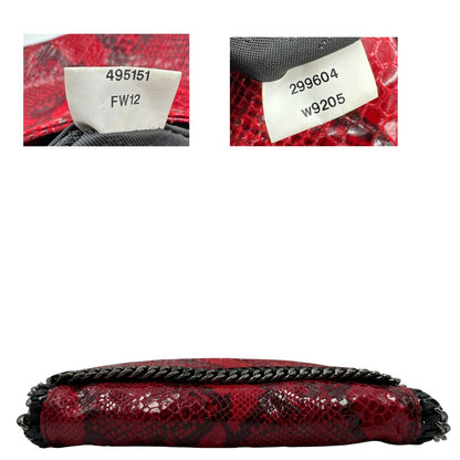 Base, Borsa Stella McCartney, modello compatto e grintoso, realizzata in ecopelle effetto pitone rosso lucido e impreziosita da dettagli con catena metallica nera lungo i bordi. Indossabile a tracolla. Originale, usata, di lusso, in ottime condizioni.