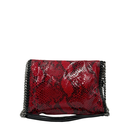Retro, Borsa Stella McCartney, modello compatto e grintoso, realizzata in ecopelle effetto pitone rosso lucido e impreziosita da dettagli con catena metallica nera lungo i bordi. Indossabile a tracolla. Originale, usata, di lusso, in ottime condizioni.