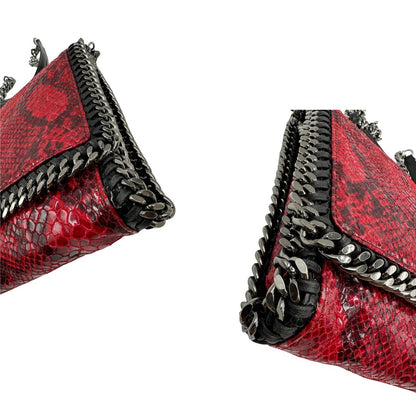 Angoli, Borsa Stella McCartney, modello compatto e grintoso, realizzata in ecopelle effetto pitone rosso lucido e impreziosita da dettagli con catena metallica nera lungo i bordi. Indossabile a tracolla. Originale, usata, di lusso, in ottime condizioni.