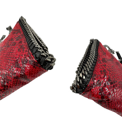 Angoli, Borsa Stella McCartney, modello compatto e grintoso, realizzata in ecopelle effetto pitone rosso lucido e impreziosita da dettagli con catena metallica nera lungo i bordi. Indossabile a tracolla. Originale, usata, di lusso, in ottime condizioni.