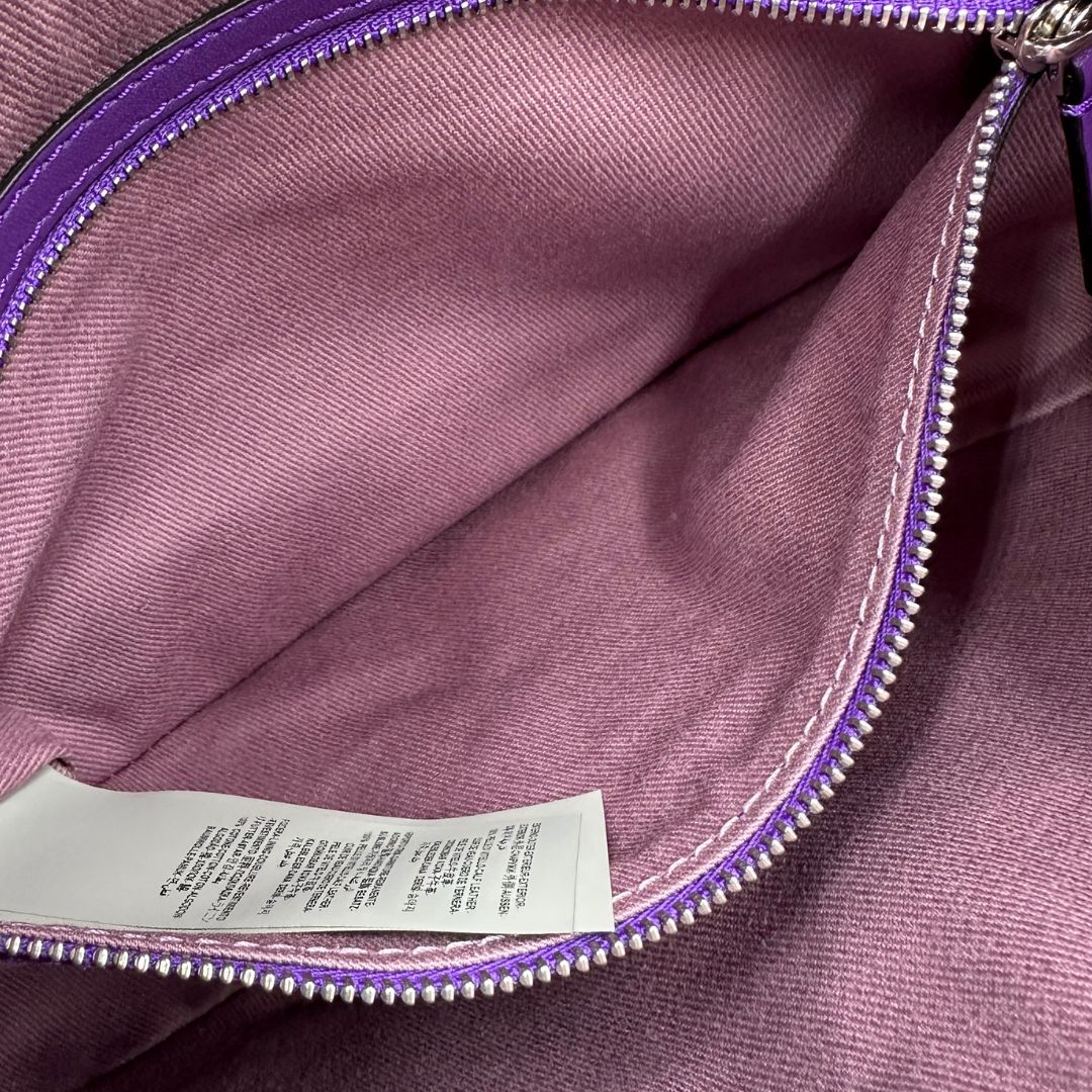 interno Borsa Versace in pelle viola e hardware argentato, di lusso, originale, ottime condizioni, usata. 