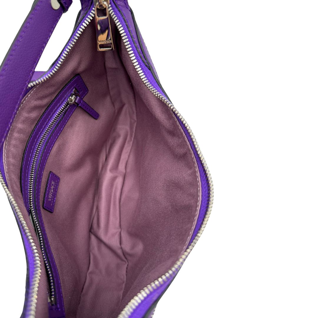 interno Borsa Versace in pelle viola e hardware argentato, di lusso, originale, ottime condizioni, usata. 