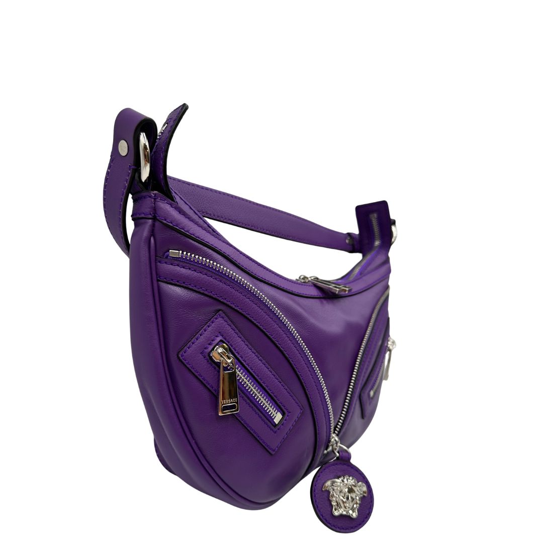 lato Borsa Versace in pelle viola e hardware argentato, di lusso, originale, ottime condizioni, usata. 