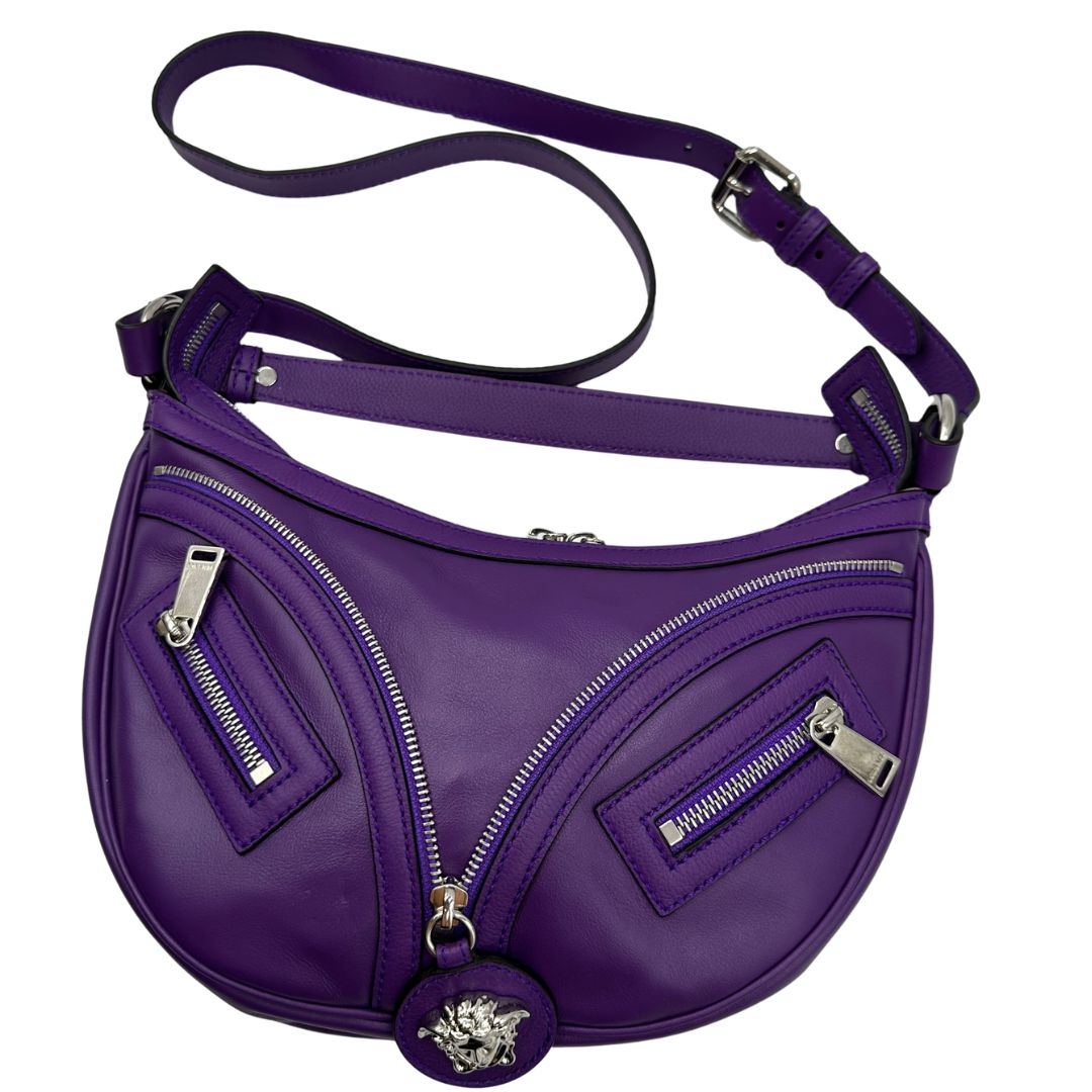 Borsa Versace in pelle viola e hardware argentato, di lusso, originale, ottime condizioni, usata. 