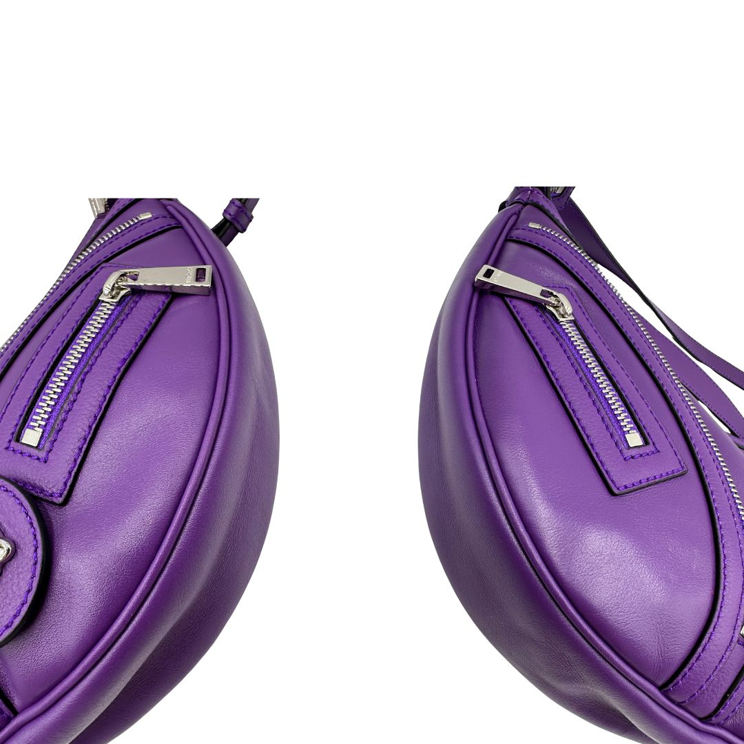 angoli Borsa Versace in pelle viola e hardware argentato, di lusso, originale, ottime condizioni, usata. 