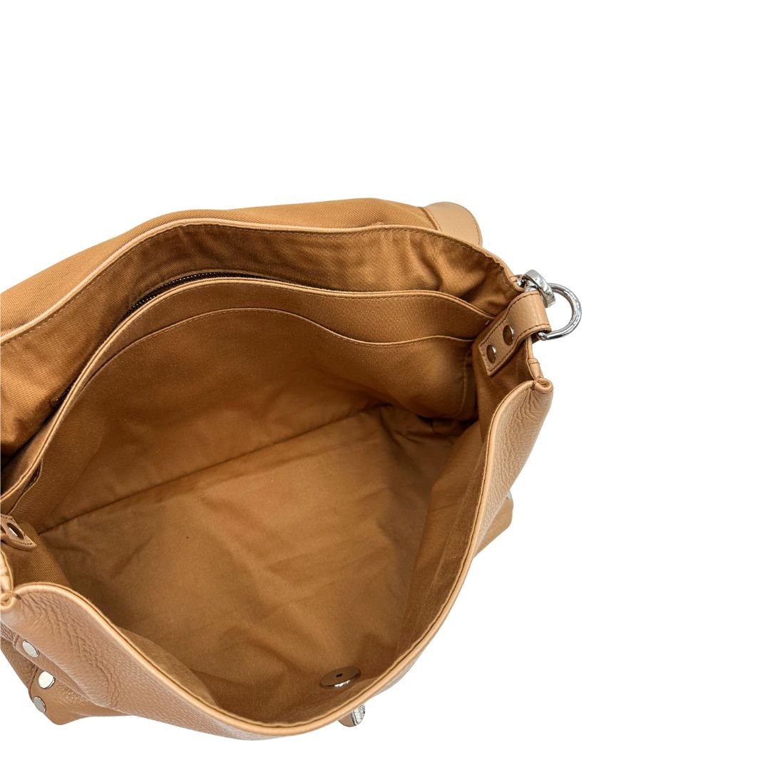 interno Postina M Zanellato color nocciola munita di una tracolla amovibile e regolabile e un manico singolo, di lusso, originale, ottime condizioni, usata. 