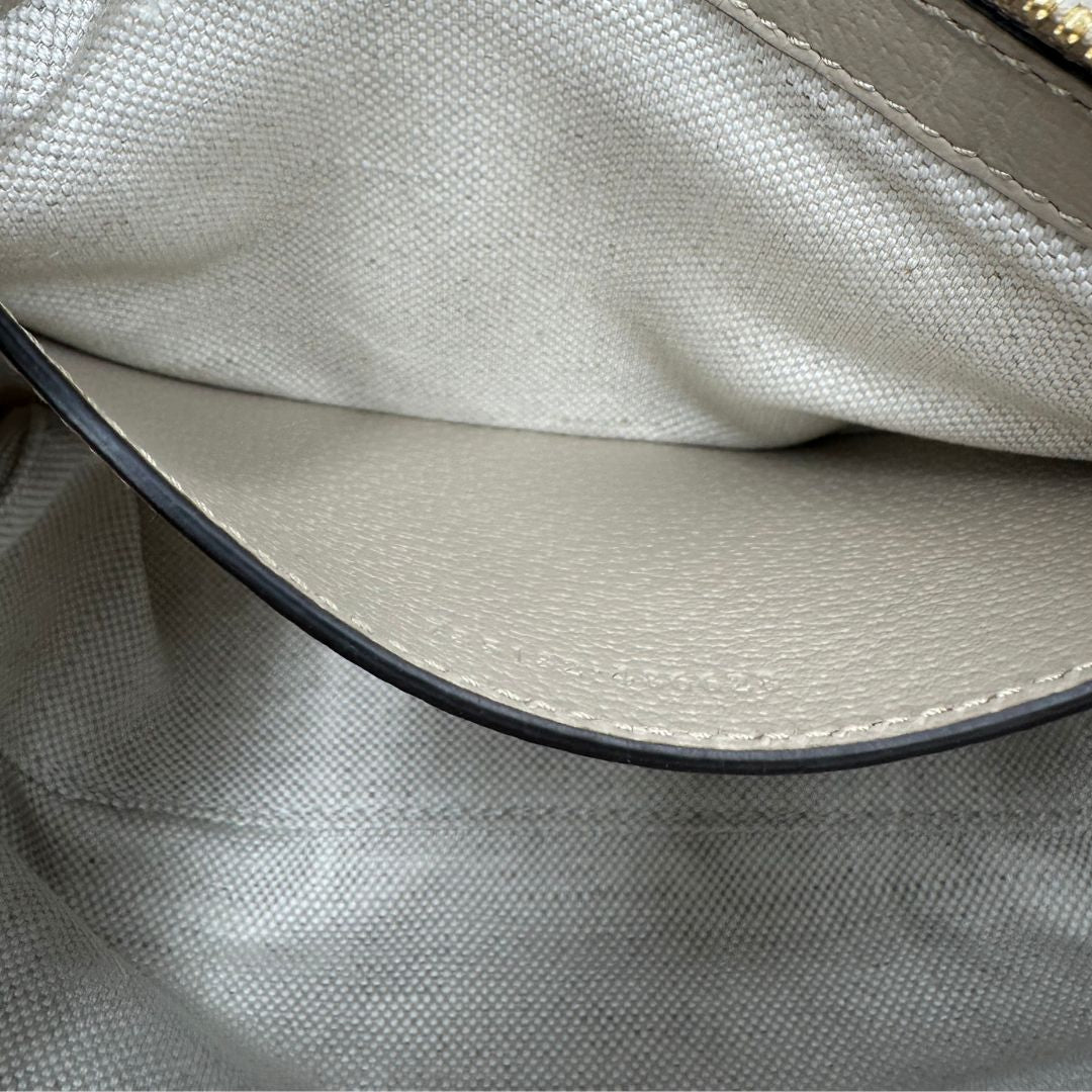 interno Borsa Gucci realizzata in canvas GG Supreme color sabbia con finiture in pelle beige e hardware dorato, di lusso, originale, eccellenti condizioni. 
