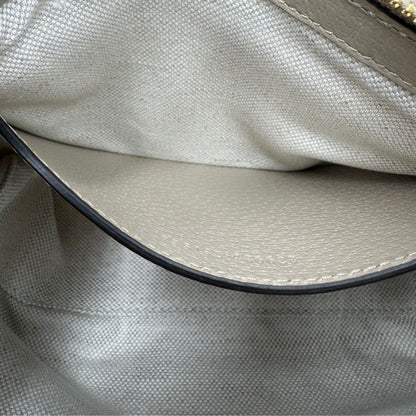 interno Borsa Gucci realizzata in canvas GG Supreme color sabbia con finiture in pelle beige e hardware dorato, di lusso, originale, eccellenti condizioni. 