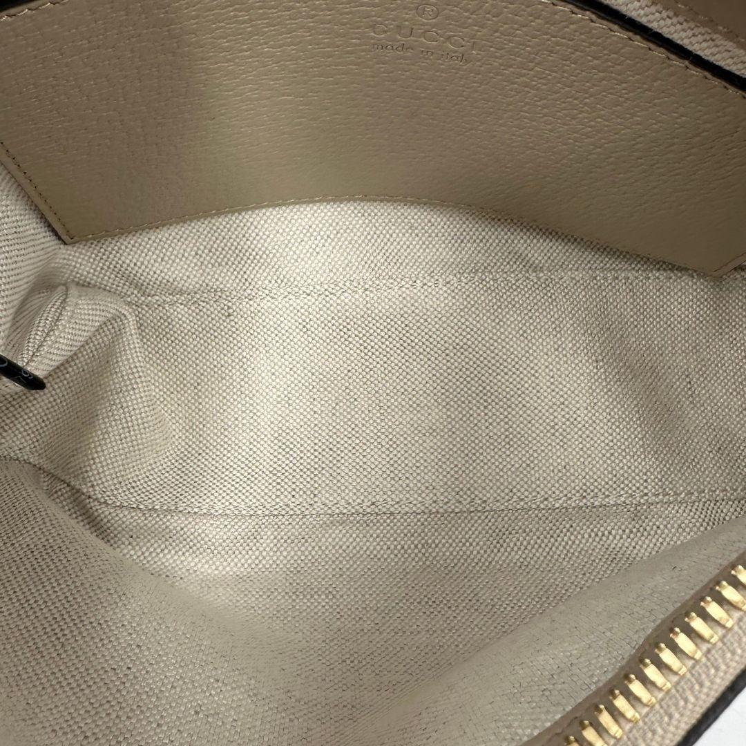 interno Borsa Gucci realizzata in canvas GG Supreme color sabbia con finiture in pelle beige e hardware dorato, di lusso, originale, eccellenti condizioni.
