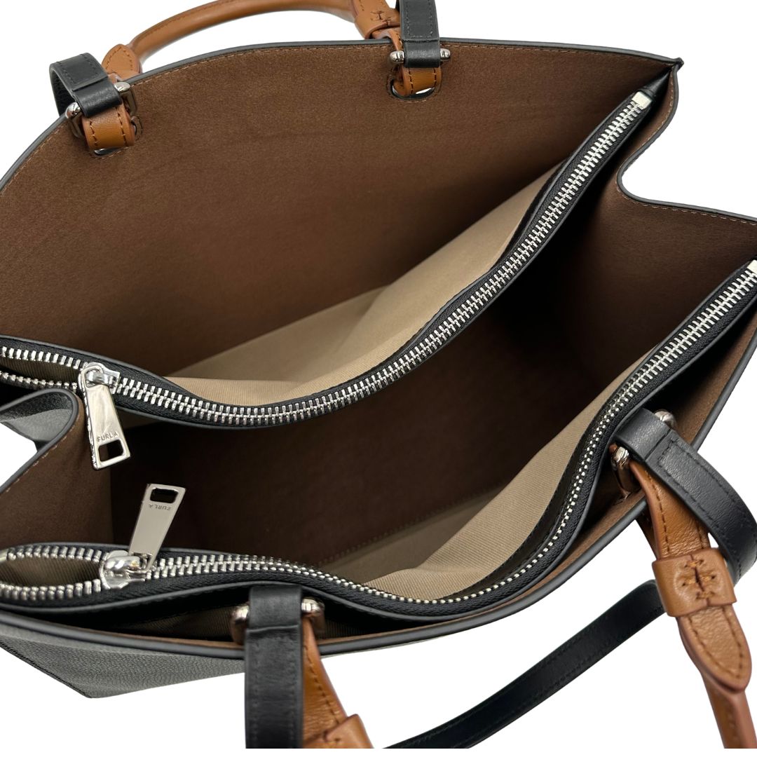 interno Borsa Furla in pelle nera con logo sul front; munita di doppi manici stondati e doppi manici per poterla portare comodamente a spalla, di lusso, originale, eccellenti condizioni. 