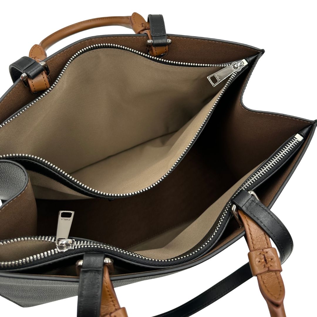 interno Borsa Furla in pelle nera con logo sul front; munita di doppi manici stondati e doppi manici per poterla portare comodamente a spalla, di lusso, originale, eccellenti condizioni. 