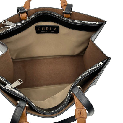 interno Borsa Furla in pelle nera con logo sul front; munita di doppi manici stondati e doppi manici per poterla portare comodamente a spalla, di lusso, originale, eccellenti condizioni. 