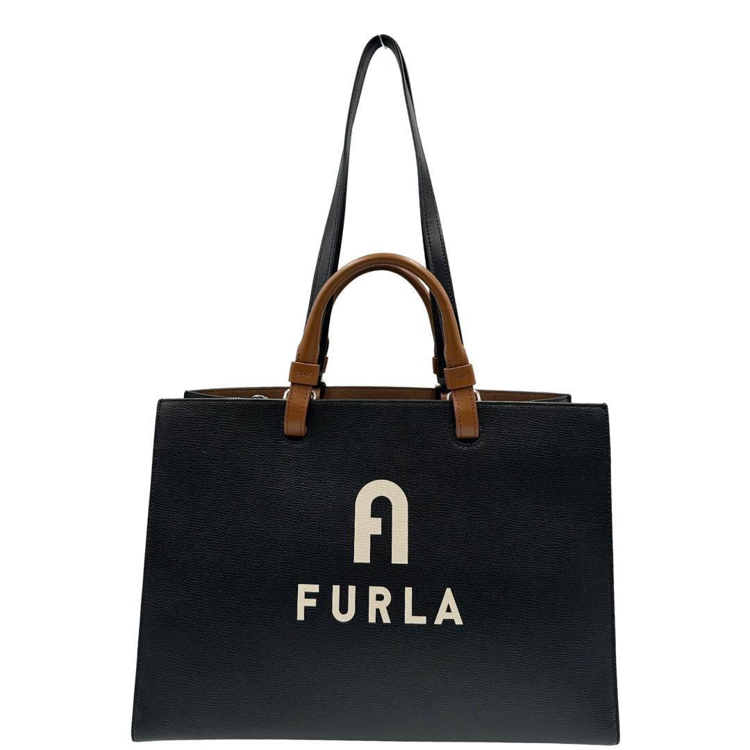 front Borsa Furla in pelle nera con logo sul front; munita di doppi manici stondati e doppi manici per poterla portare comodamente a spalla, di lusso, originale, eccellenti condizioni.