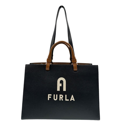 front Borsa Furla in pelle nera con logo sul front; munita di doppi manici stondati e doppi manici per poterla portare comodamente a spalla, di lusso, originale, eccellenti condizioni.