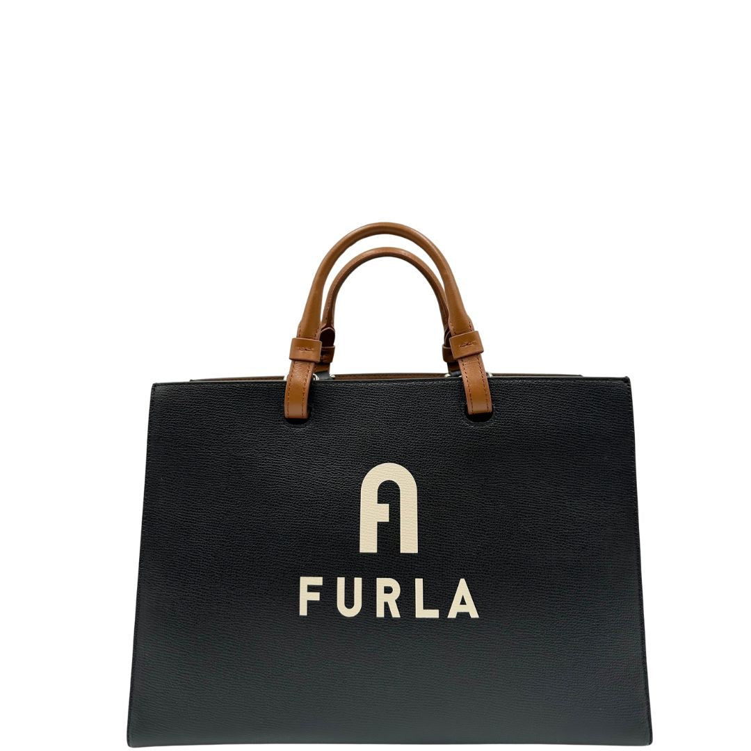front Borsa Furla in pelle nera con logo sul front; munita di doppi manici stondati e doppi manici per poterla portare comodamente a spalla, di lusso, originale, eccellenti condizioni. 