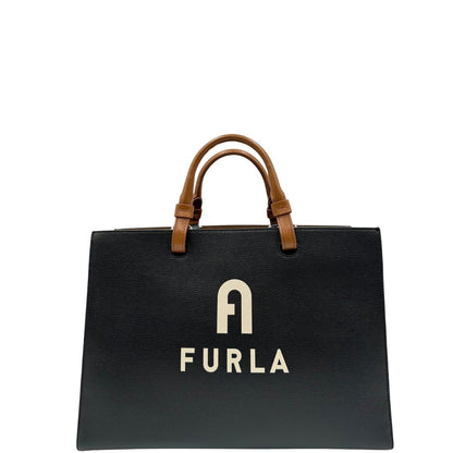 front Borsa Furla in pelle nera con logo sul front; munita di doppi manici stondati e doppi manici per poterla portare comodamente a spalla, di lusso, originale, eccellenti condizioni. 