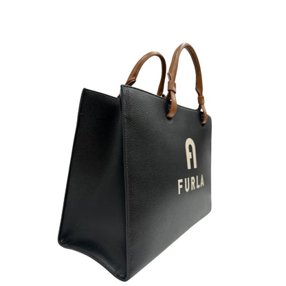 lato Borsa Furla in pelle nera con logo sul front; munita di doppi manici stondati e doppi manici per poterla portare comodamente a spalla, di lusso, originale, eccellenti condizioni. 