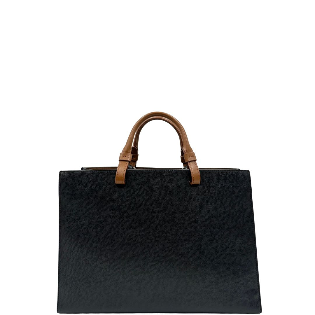 retro Borsa Furla in pelle nera con logo sul front; munita di doppi manici stondati e doppi manici per poterla portare comodamente a spalla, di lusso, originale, eccellenti condizioni. 